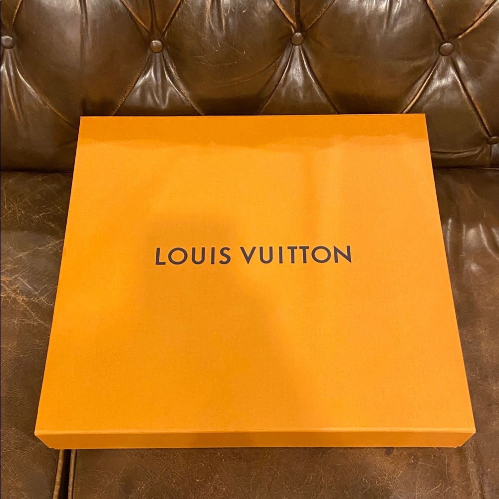 EXLG Louis Vuitton Signature Orange Box 
SIZ 19/17.
unisex